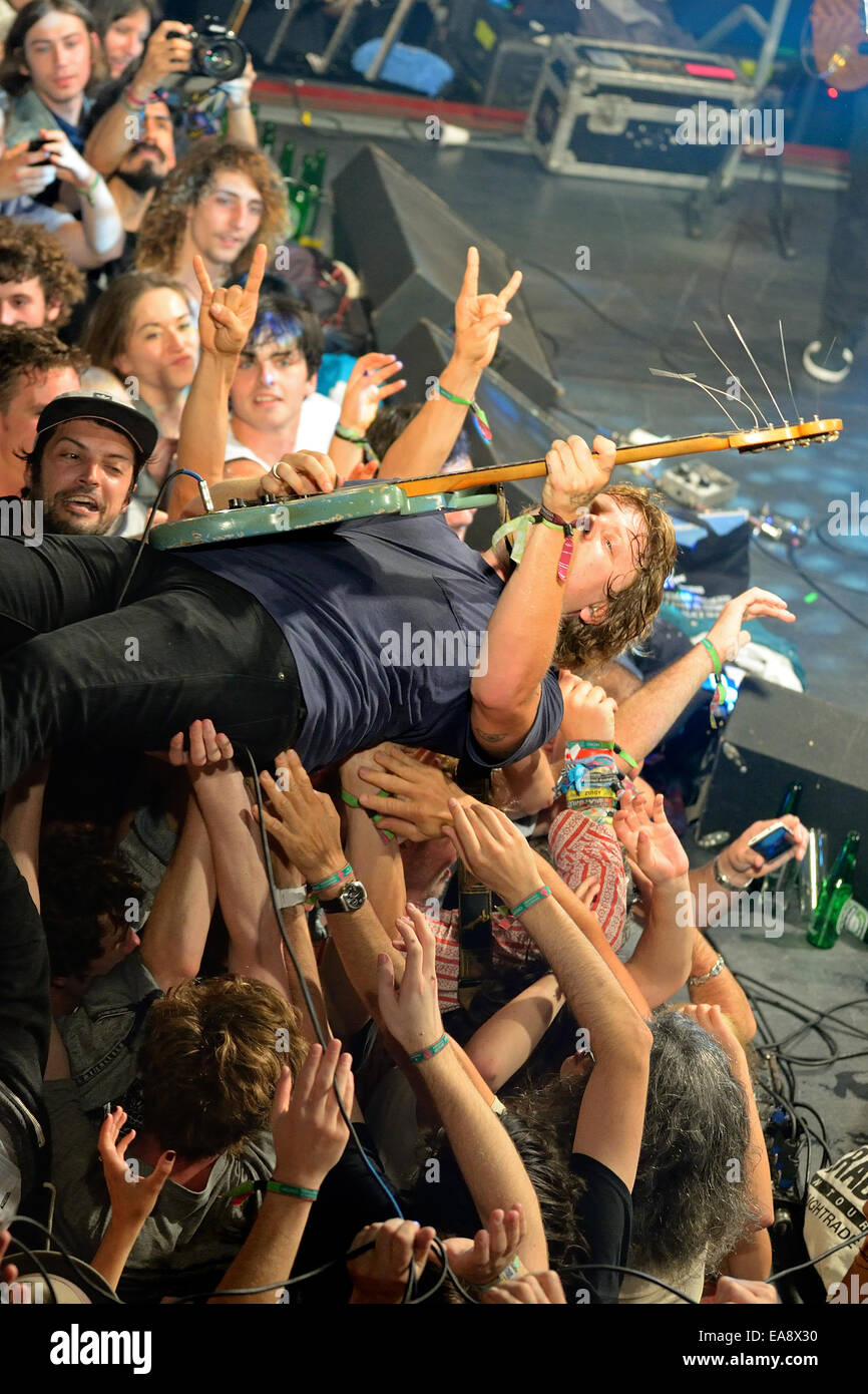 BARCELONA - 30 de mayo: El guitarrista de Ty Segall (banda) realiza por encima de la multitud de espectadores (surf o mosh pit). Foto de stock
