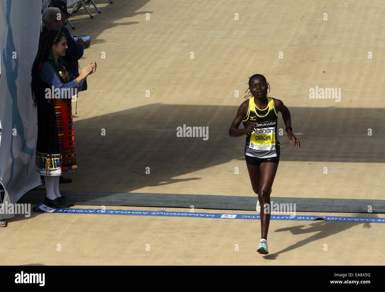 Atenas. 9 nov, 2014. Linah Chirchir Jerop desde Kenya cruza la línea de meta durante la carrera femenina en la 32ª maratón clásico de Atenas la auténtica carrera dentro del estadio Panathinaikon en Atenas, el 9 de noviembre de 2014. Un récord de 13.000 corredores participaron en el curso histórico de 42.195 kilómetros desde la ciudad de Maratón a Atenas y a un total de 35.000 personas participaron en todas las razas, incluyendo eventos paralelos a la distancia más corta de este año. Crédito: Marios Lolos/Xinhua/Alamy Live News Foto de stock