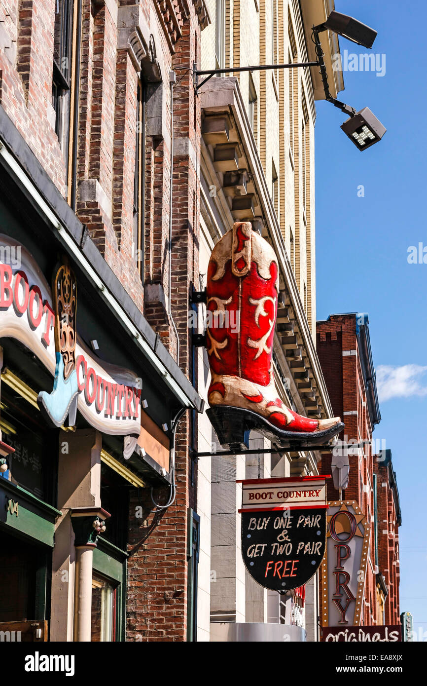 Cartel de neón superiores más grandes sobre el strip en Broadway en Nashville, Tennessee Foto de stock