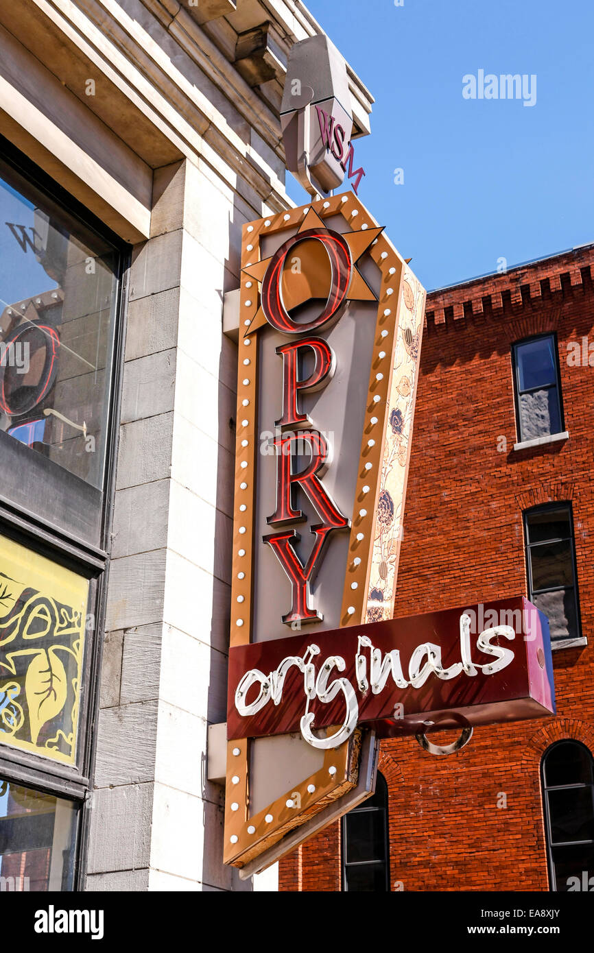 Cartel de neón superiores más grandes sobre el strip en Broadway en Nashville, Tennessee Foto de stock
