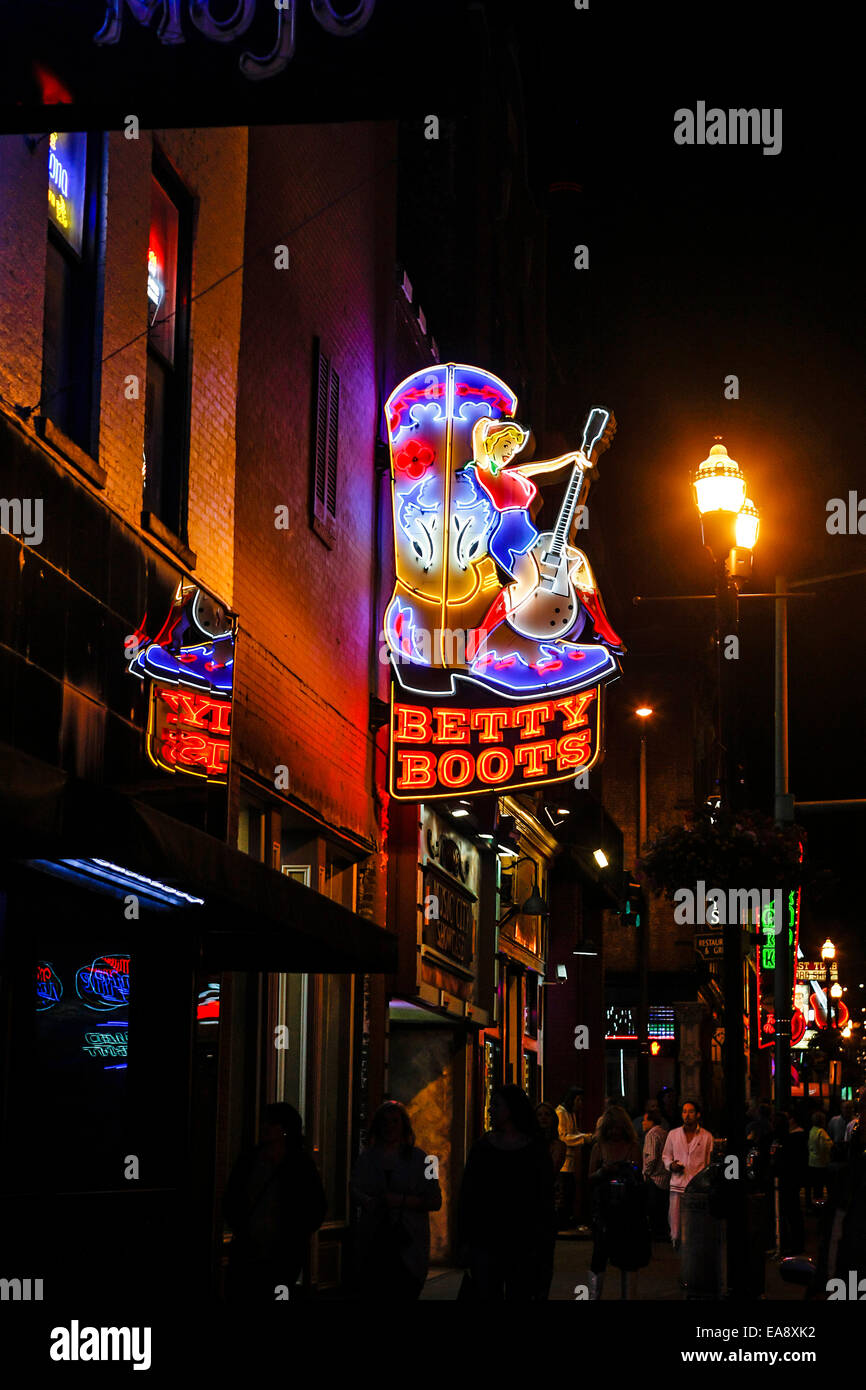 Sobrecarga cartel de neón en la noche sobre el strip en Broadway en Nashville, Tennessee Foto de stock