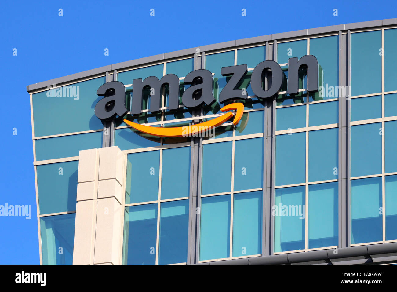 Edificio de oficinas corporativas de Amazon en Sunnyvale, California, EE.UU. Foto de stock