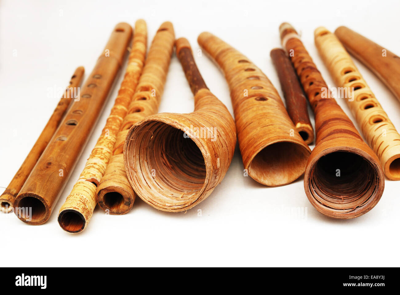 Instrumentos de viento-madera antigua folk en un blanco, horizontal  Fotografía de stock - Alamy