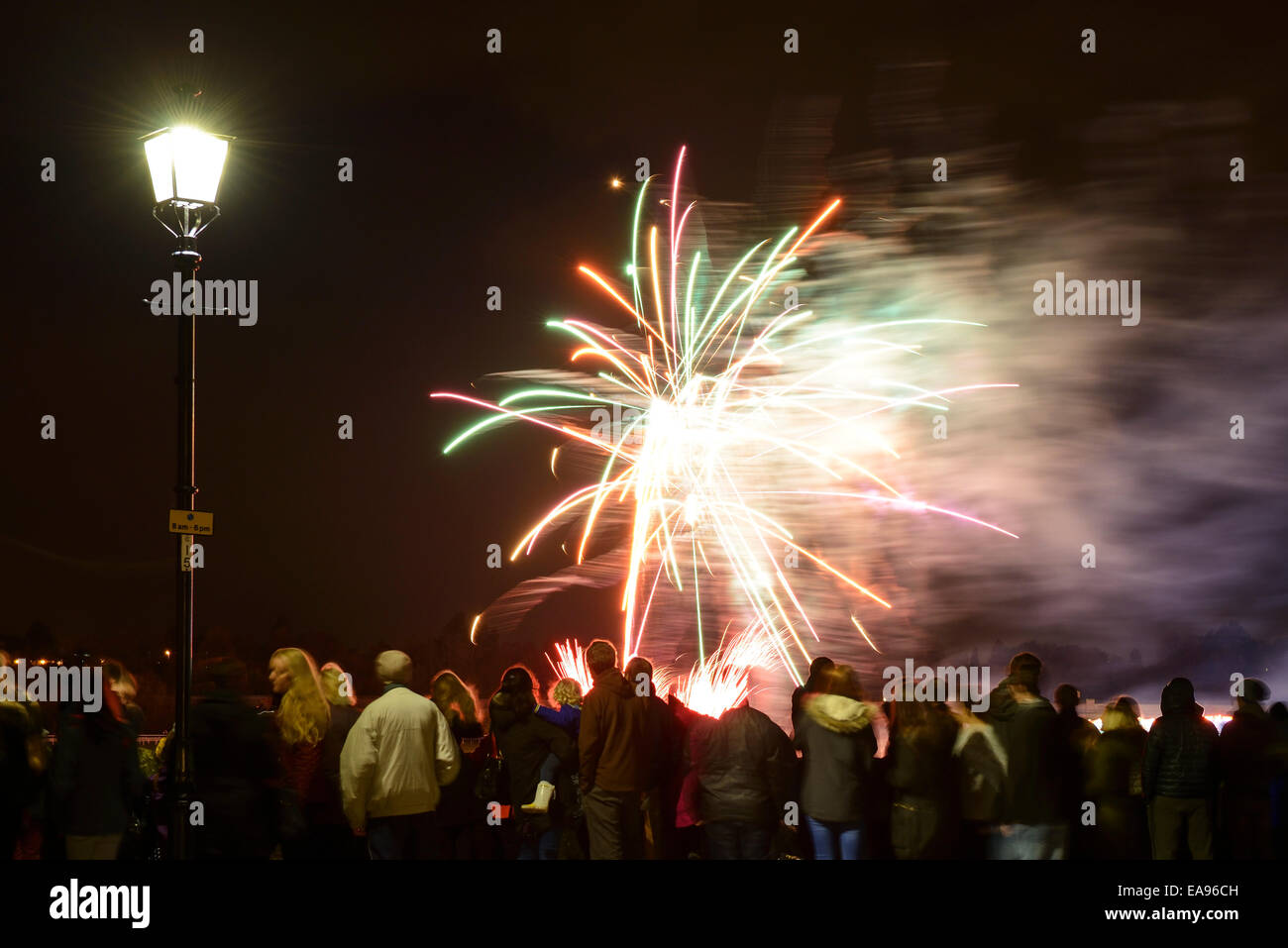 Las multitudes disfrutan de un espectáculo de fuegos artificiales del 5 de noviembre en el centro de la ciudad de Chester UK Foto de stock