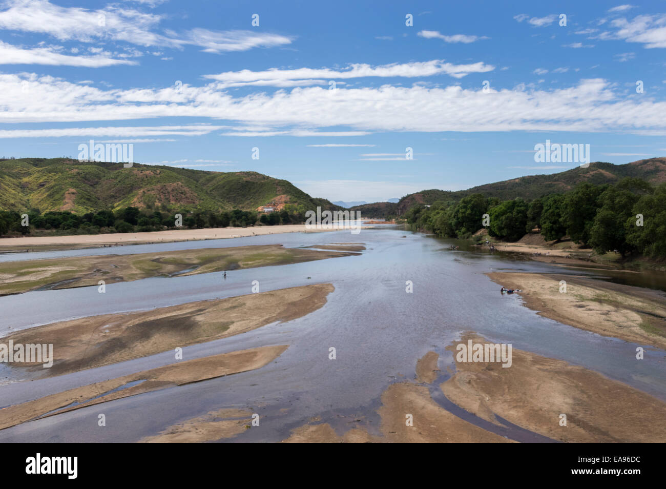 Un río escena en Madagascar con bancos Foto de stock