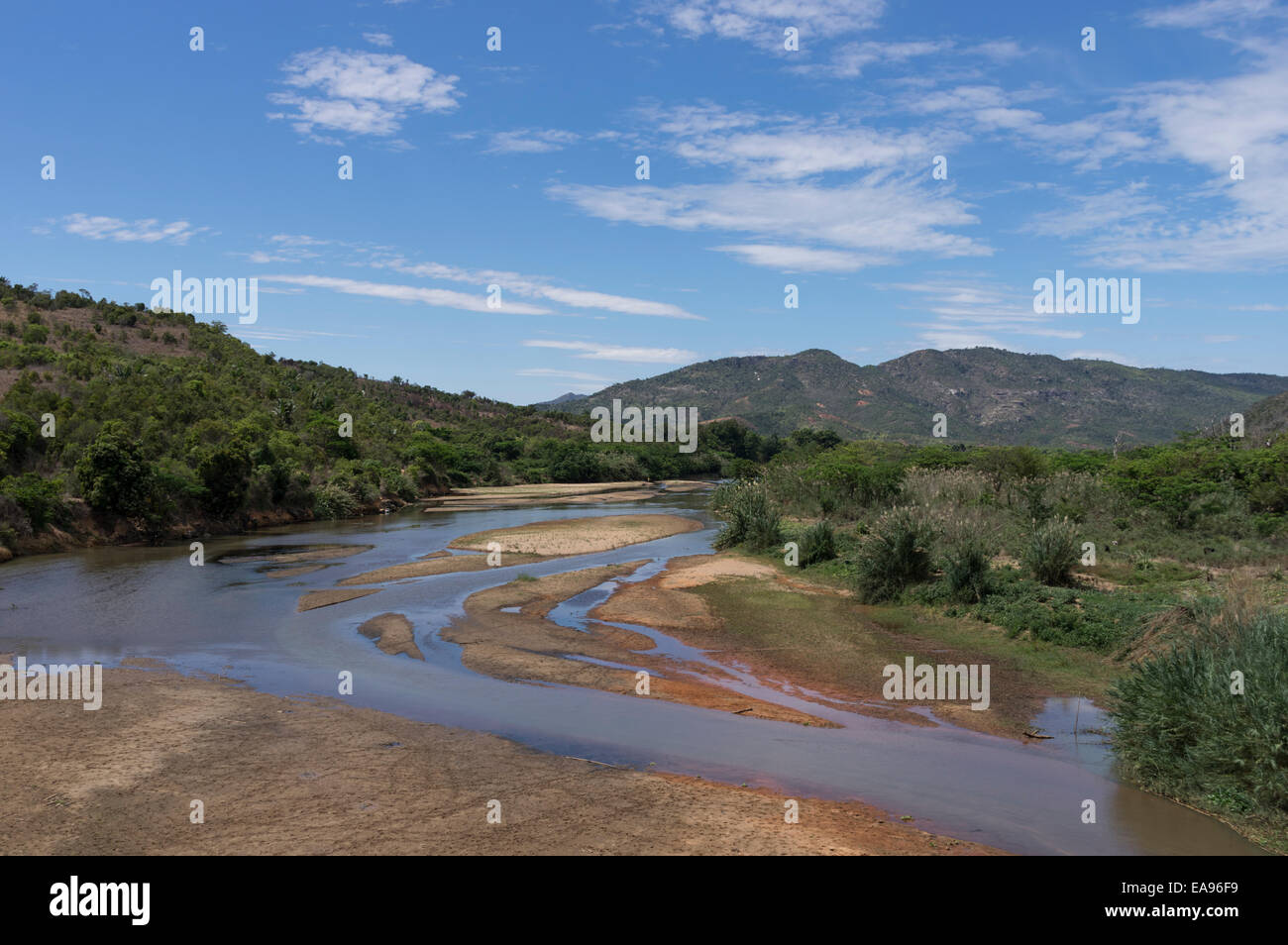 Un río escena en Madagascar con bancos Foto de stock