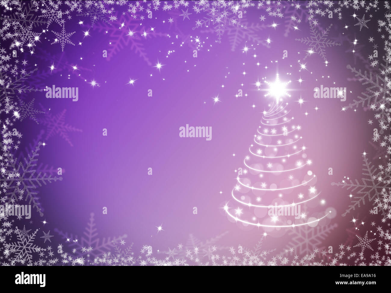 Navidad con copos de nieve de fondo púrpura bastidor y árbol de Navidad Foto de stock
