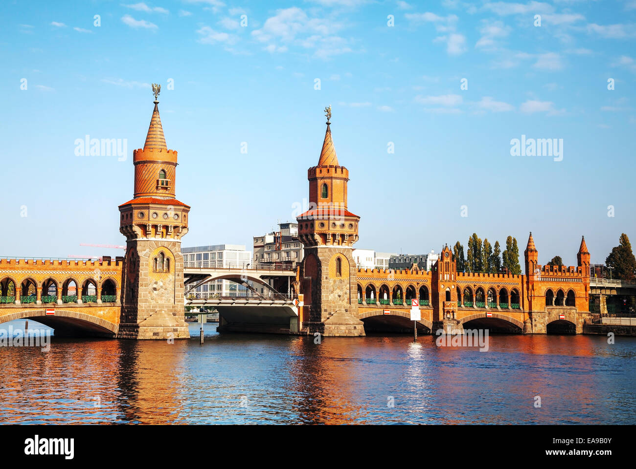 Puente Oberbaum en Berlín, Alemania, en un día soleado Foto de stock