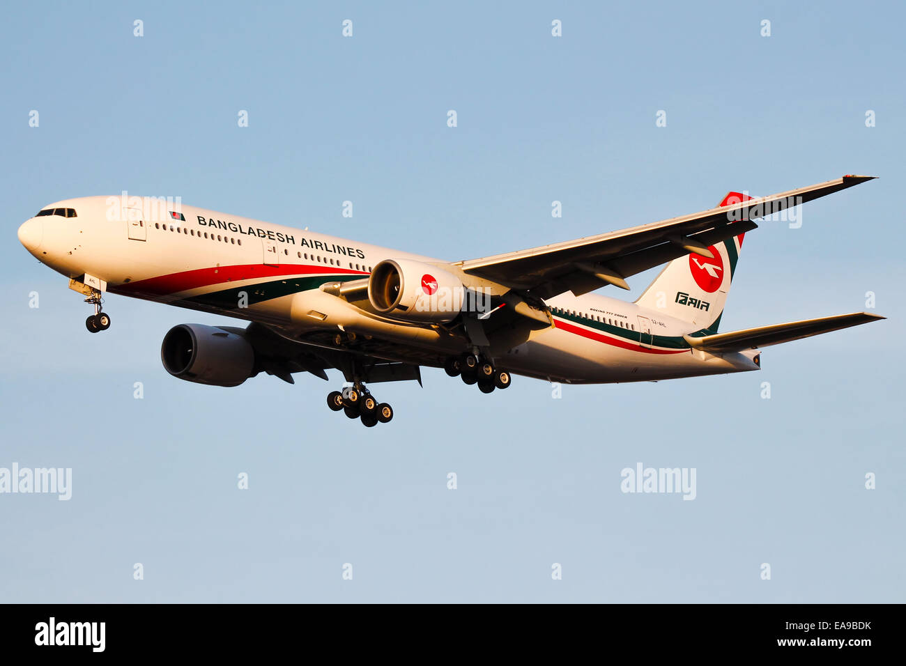 Biman Bangladesh Airlines Boeing 777200 enfoques pista 27R en el aeropuerto de Heathrow en