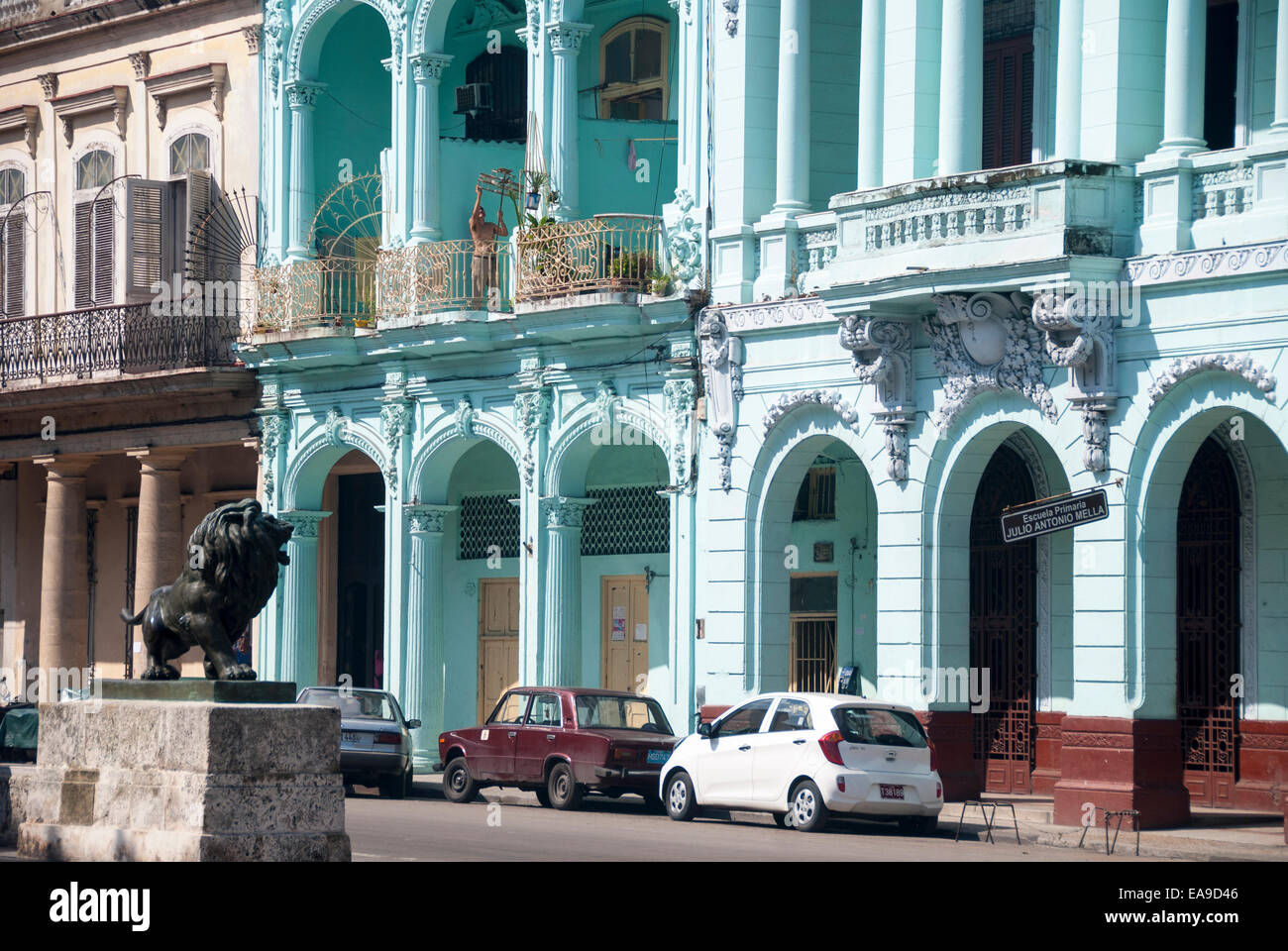 Una escuela primaria es parte de la colorida ejemplos de arquitectura colonial española en el Prado (Paseo De Martí) en La Habana, Cuba Foto de stock
