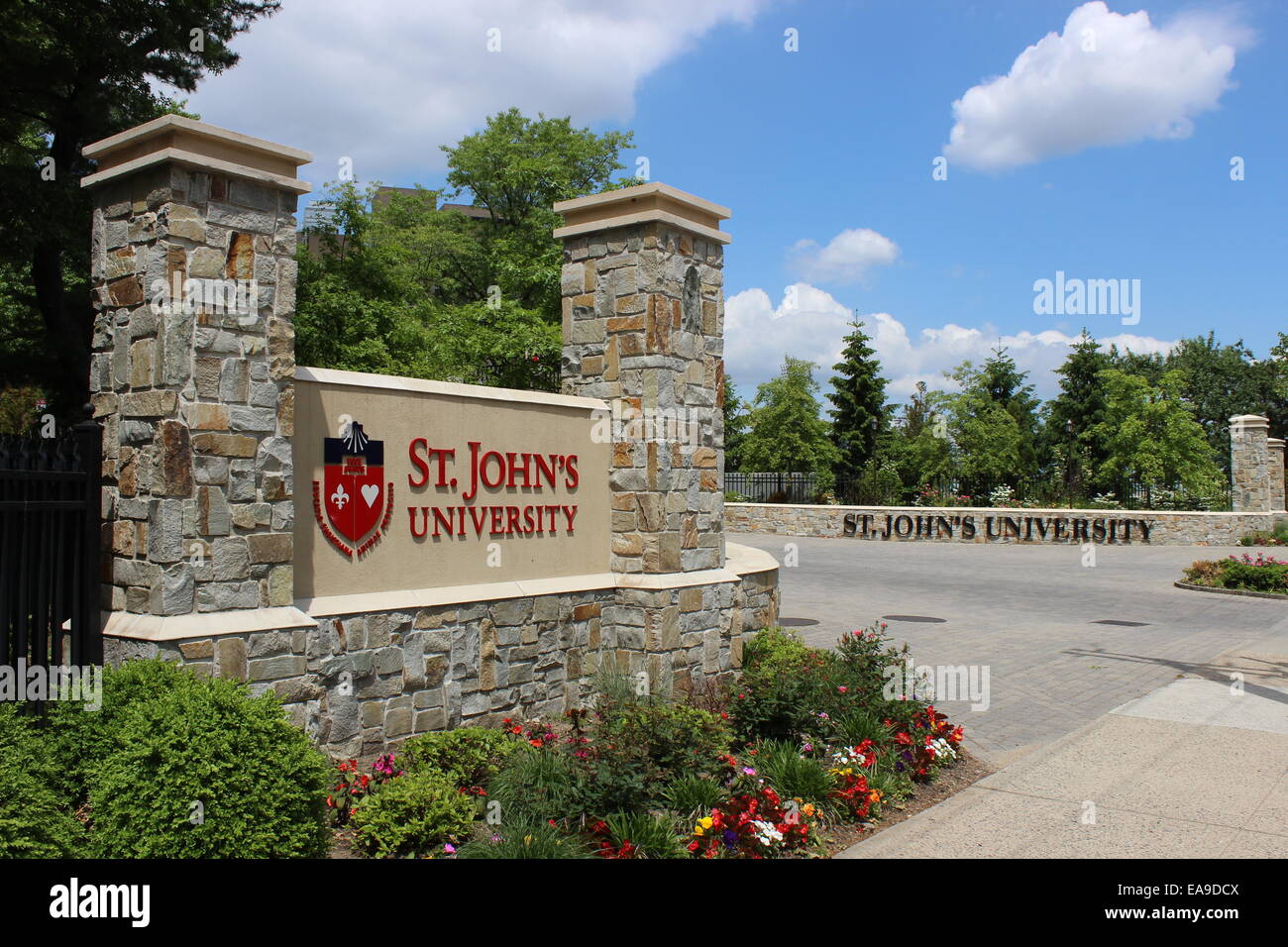 Puerta de entrada, Saint John's University, Queens, Nueva York Foto de stock
