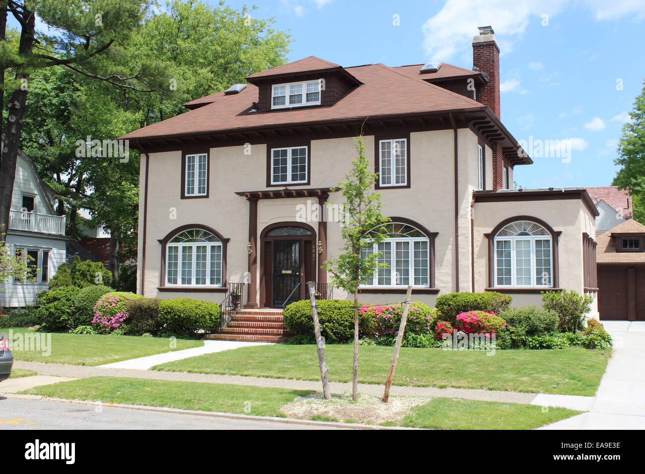Casa de Renacimiento Colonial, Hollis Park Gardens, Queens, Nueva York