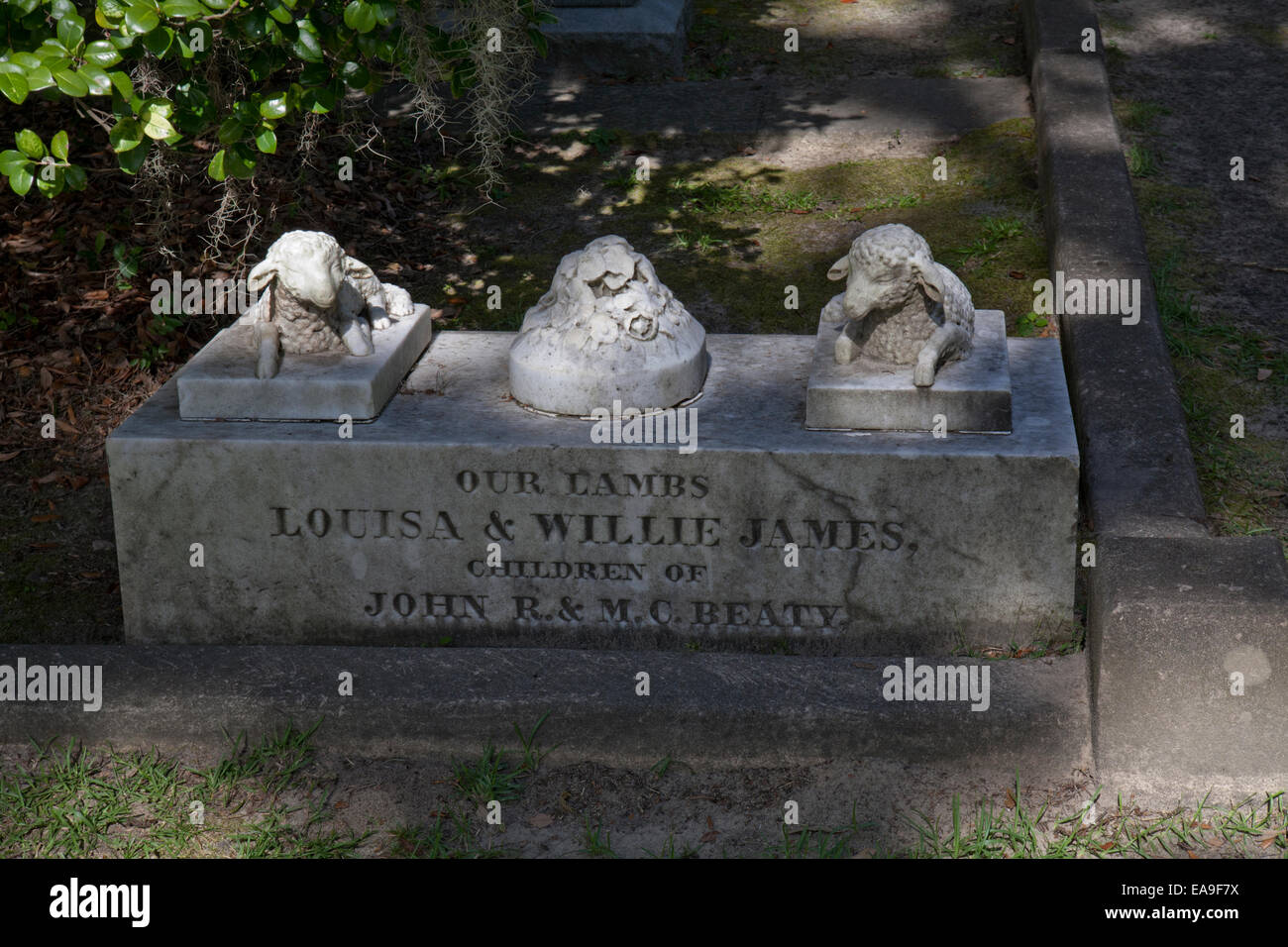 Lápida con tres corderos (muerte de 3 niños), Iglesia Presbiteriana de Kingston, Conway, South Carolina. Foto de stock