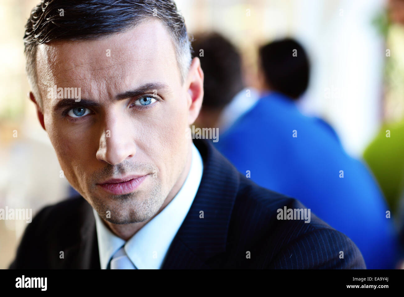 Closeup retrato de un hombre de negocios serio Foto de stock