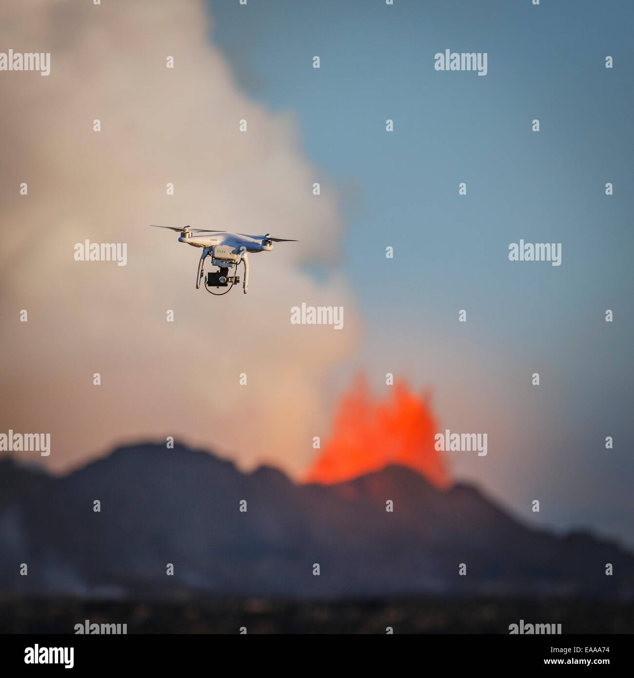 DJI Phantom 2 volando por la fisura Holuhraun erupción. Vista aérea de lava y columnas de humo. Foto de stock