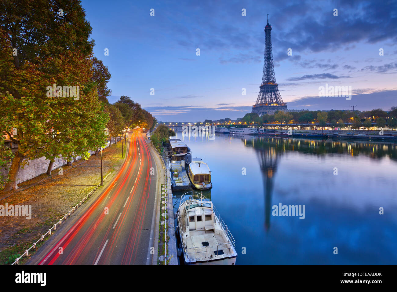 Imagen de la torre Eiffel, con el reflejo en el río Sena. Foto de stock