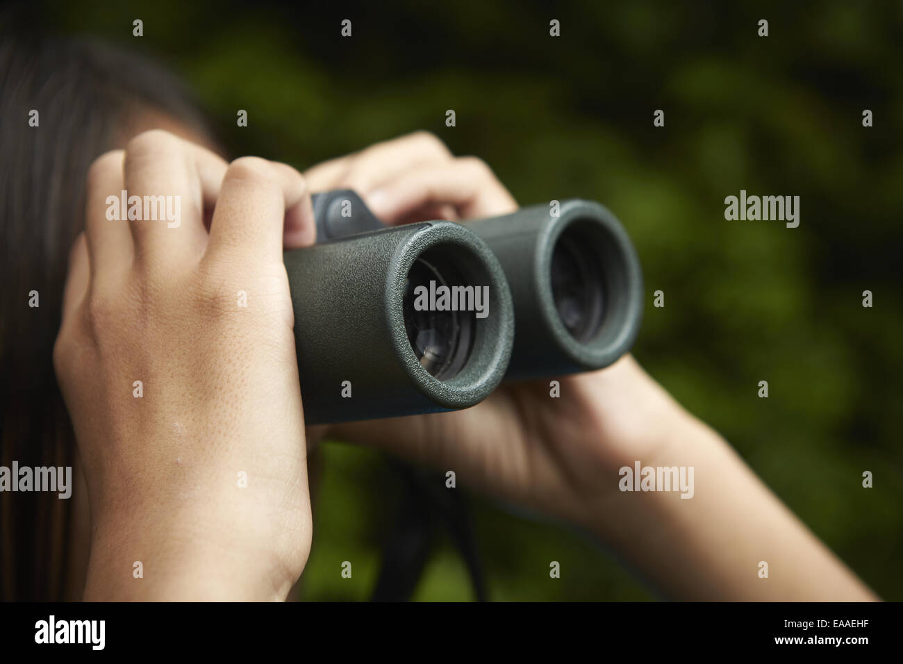 Una joven con prismáticos de aves Fotografía de stock - Alamy