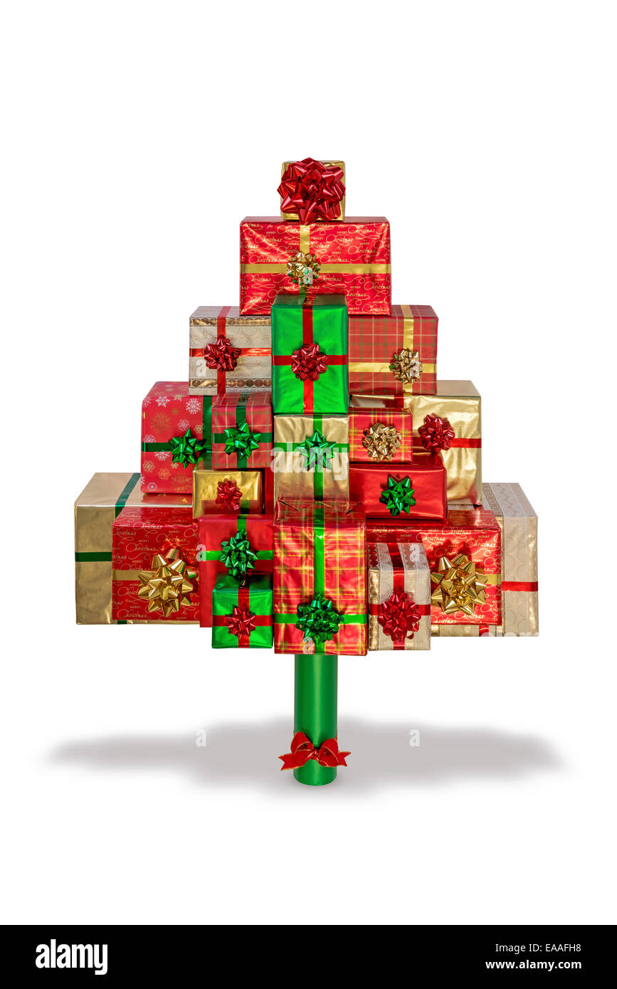 Un árbol de Navidad hecho de envolver para regalo regalos, aislado en un fondo blanco con trazado de recorte. Foto de stock
