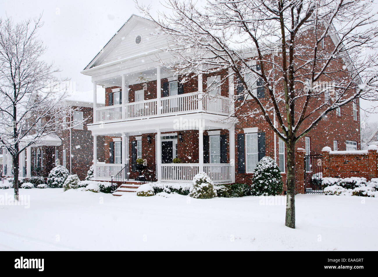 Tradicionales, casas de ladrillo son capturados durante una tormenta de nieve en esta hermosa escena de invierno. Foto de stock
