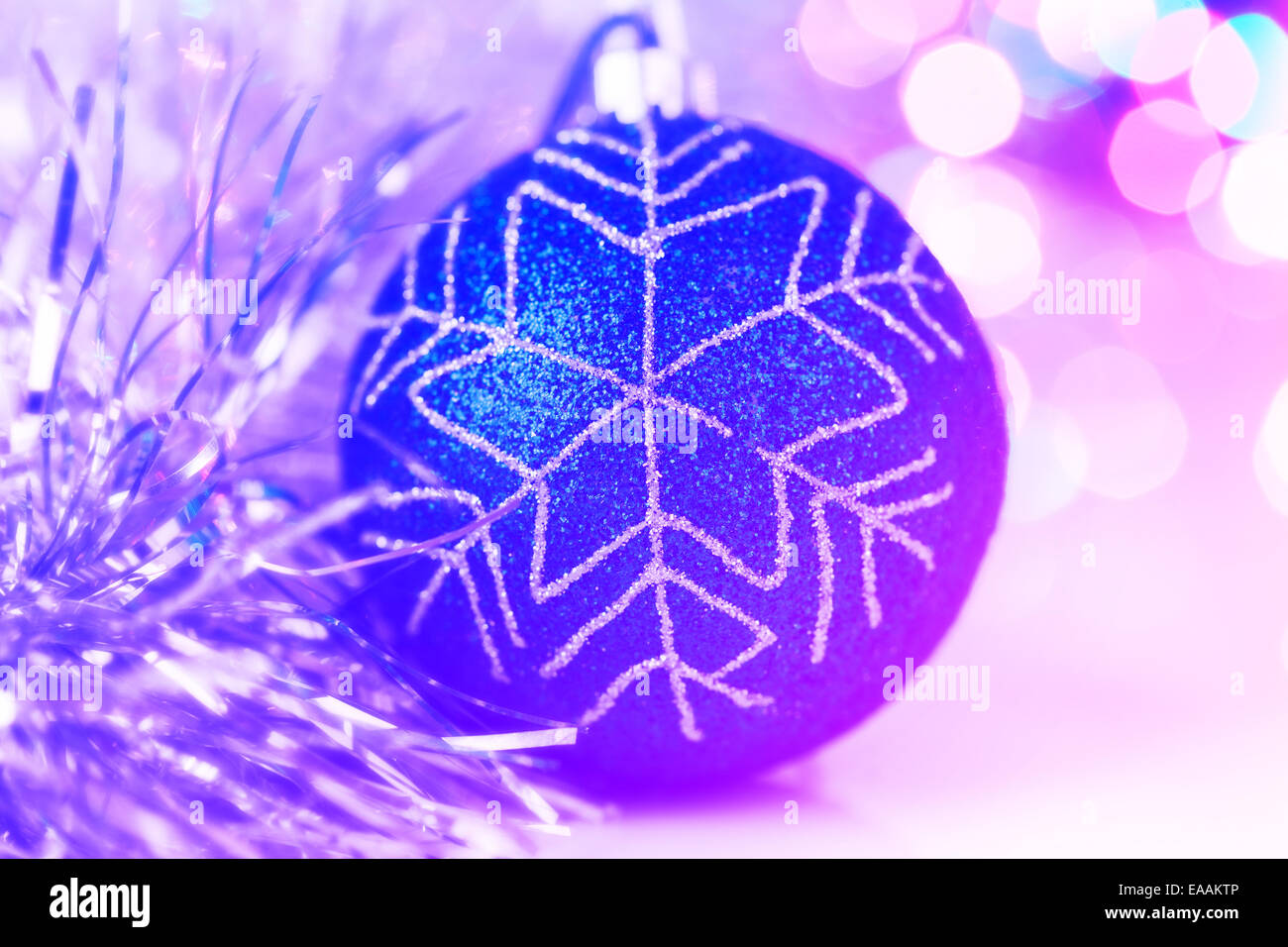 Coloridas bolas de Navidad en año nuevo de luces de fondo bokeh Foto de stock