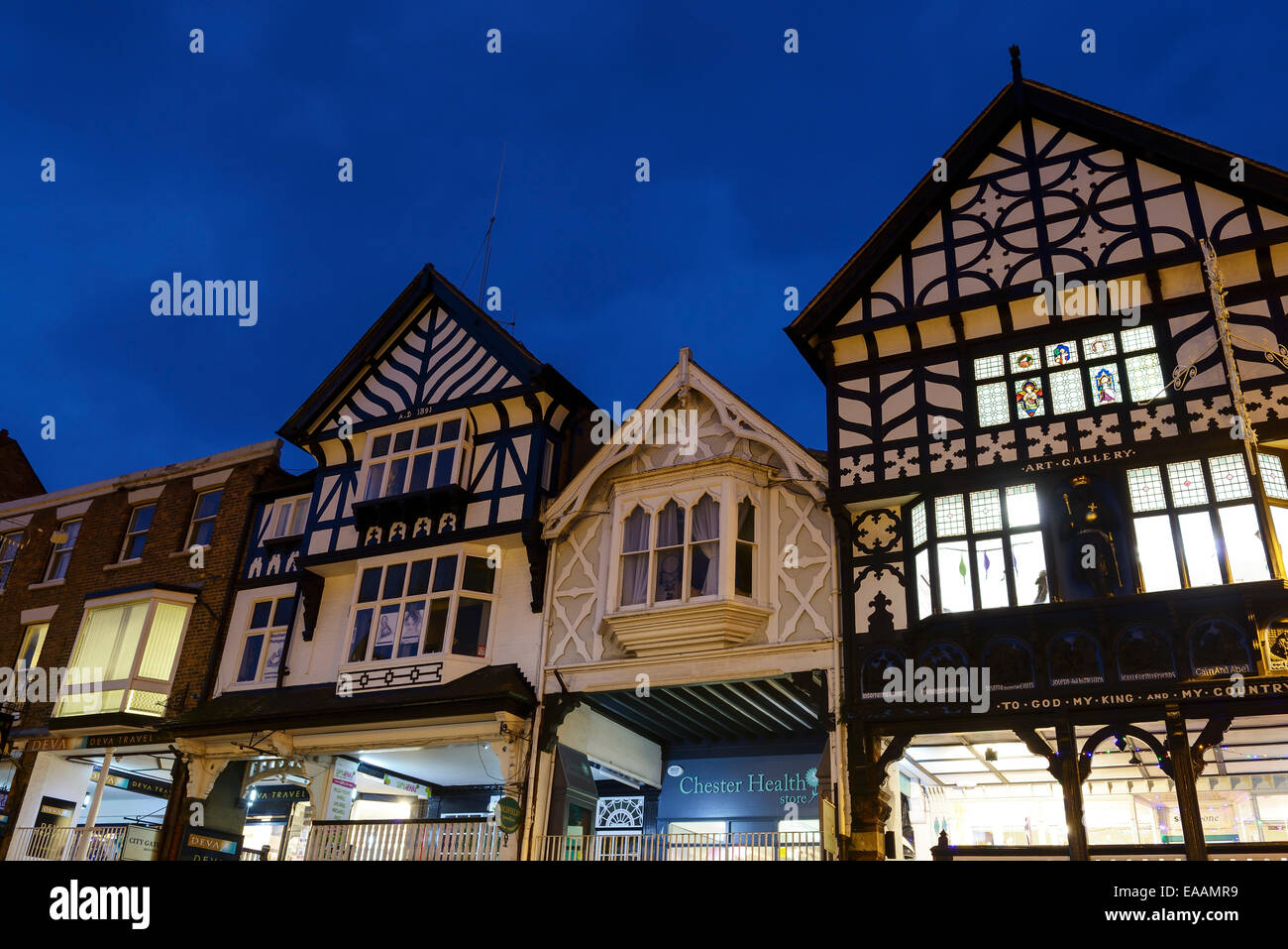 Blanco y negro edificios de entramado de madera en el centro de la ciudad de Chester UK Foto de stock