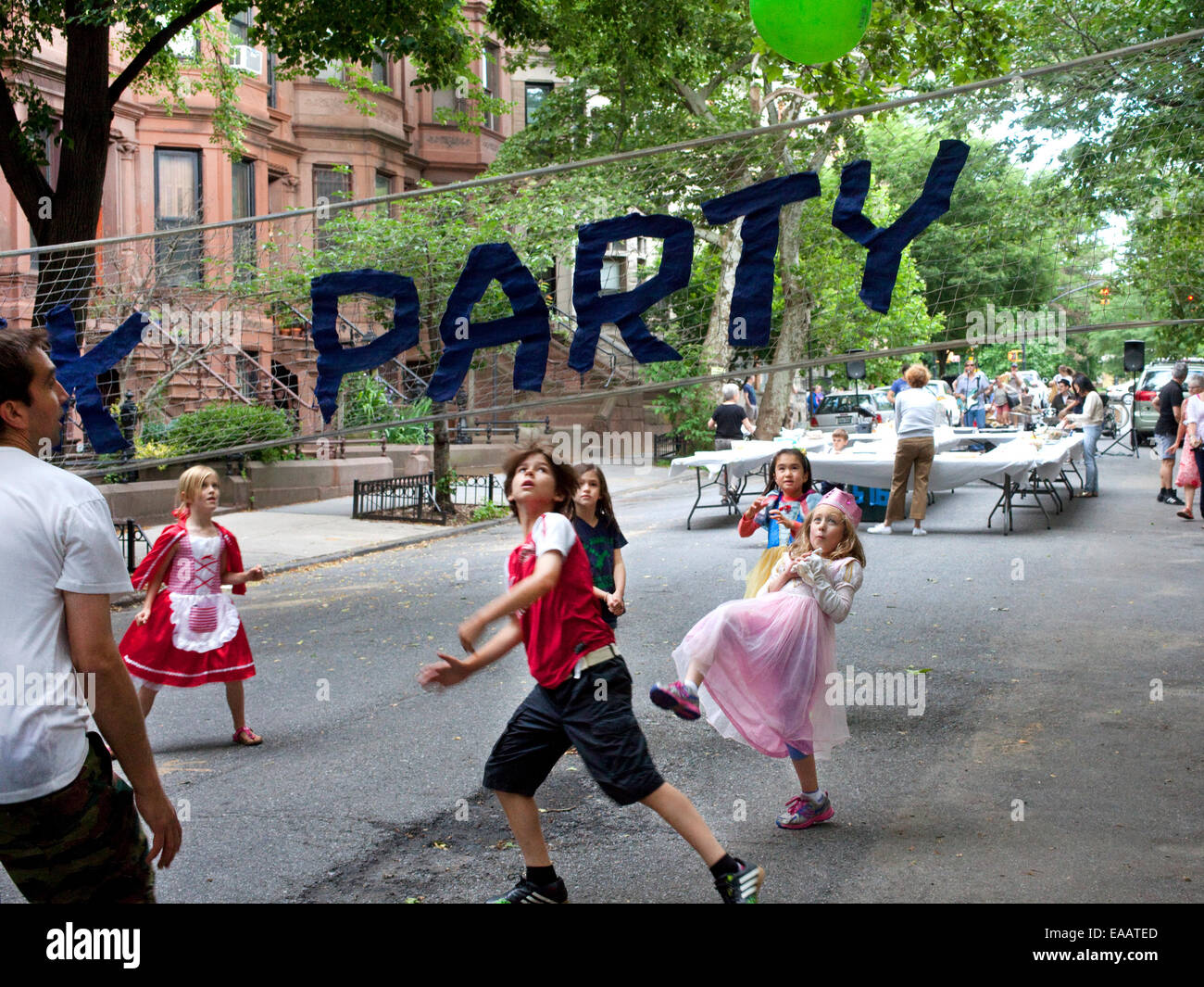 Jugando voleibol en Brooklyn Block Party Foto de stock
