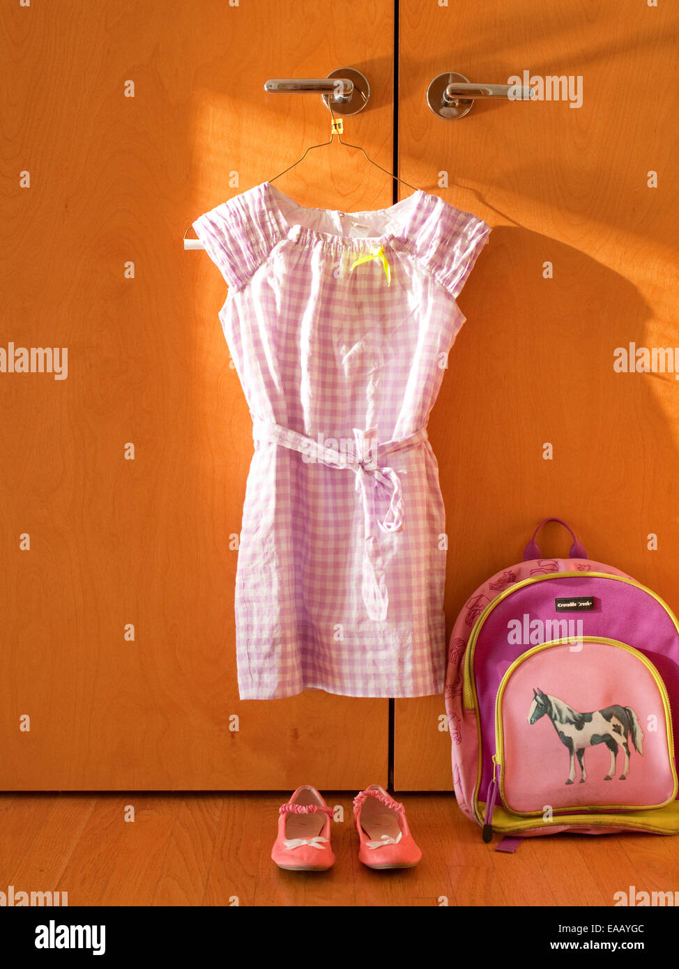 Preparar la ropa para el primer día de escuela Foto de stock