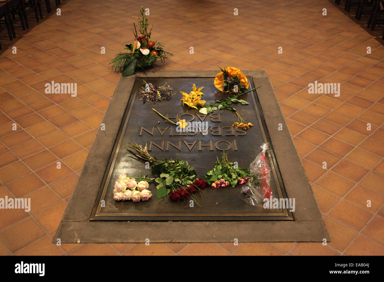 La tumba del famoso compositor alemán Johann Sebastian Bach en la iglesia de Santo Tomás (Thomaskirche) en Leipzig, Sajonia, Alemania. Foto de stock