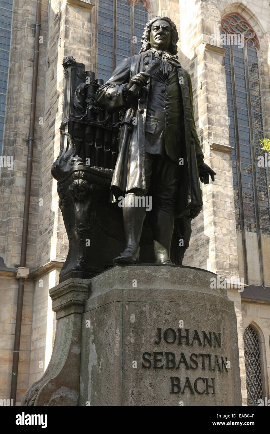 Monumento al compositor alemán Johann Sebastian Bach, cerca de la Iglesia de Santo Tomás (Thomaskirche) en Leipzig, Sajonia, Alemania. Foto de stock