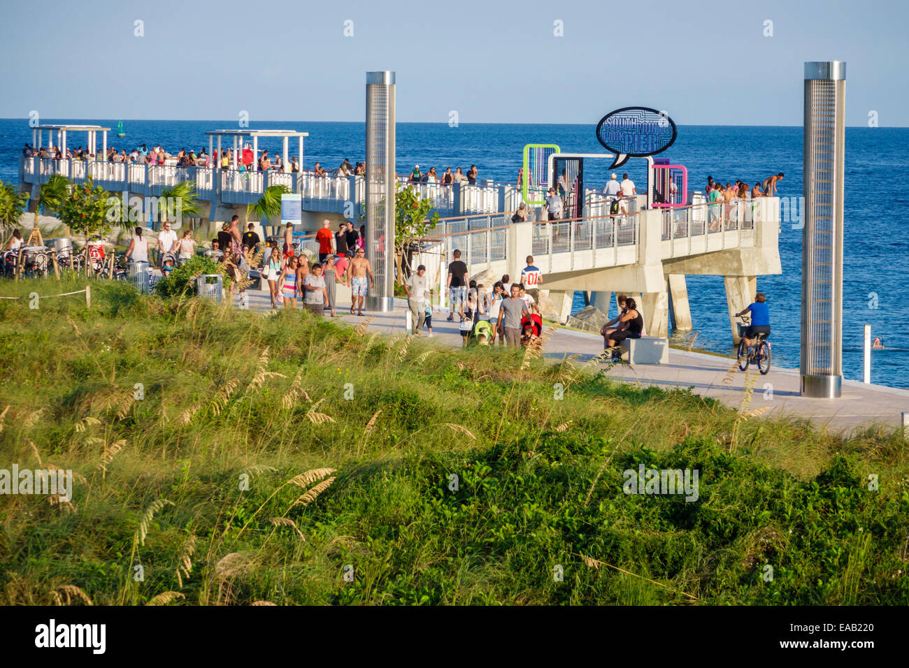 Miami Beach Florida,South Pointe Park Pier,Océano Atlántico,agua,pasto de dunas,natural,torres de luz de tortugas,FL140823034 Foto de stock