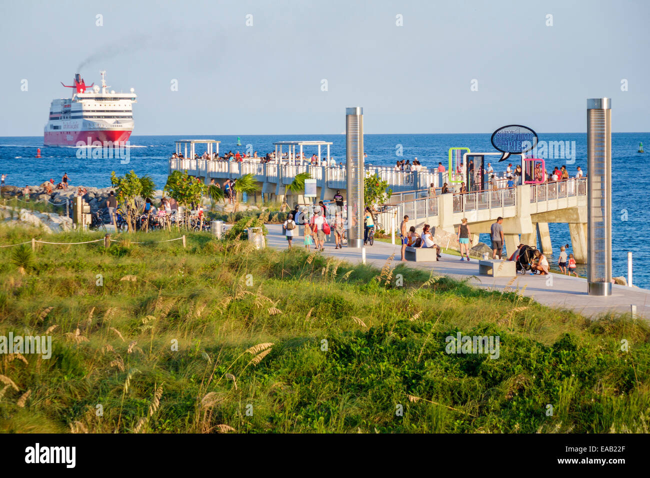 Miami Beach Florida,South Pointe Park Pier,Océano Atlántico,agua,pasto de dunas,natural,torres de luz de tortugas,FL140823042 Foto de stock