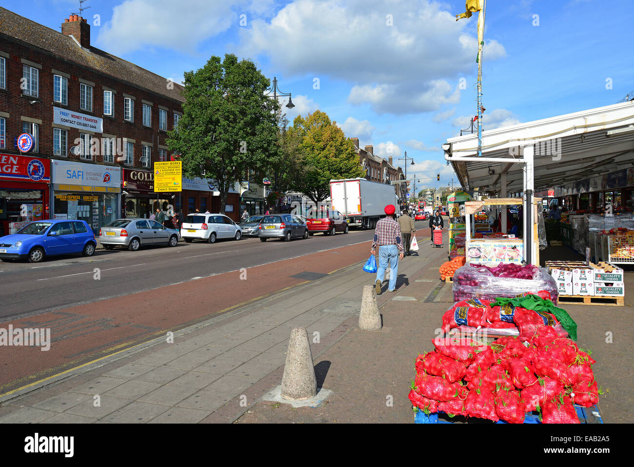 Escena de una calle, South Road, Southall, London Borough of Ealing, Greater London, England, Reino Unido Foto de stock