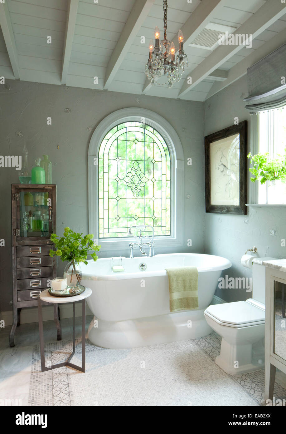 Baño moderno con una gran ventana y bañera de cerámica. Foto de stock