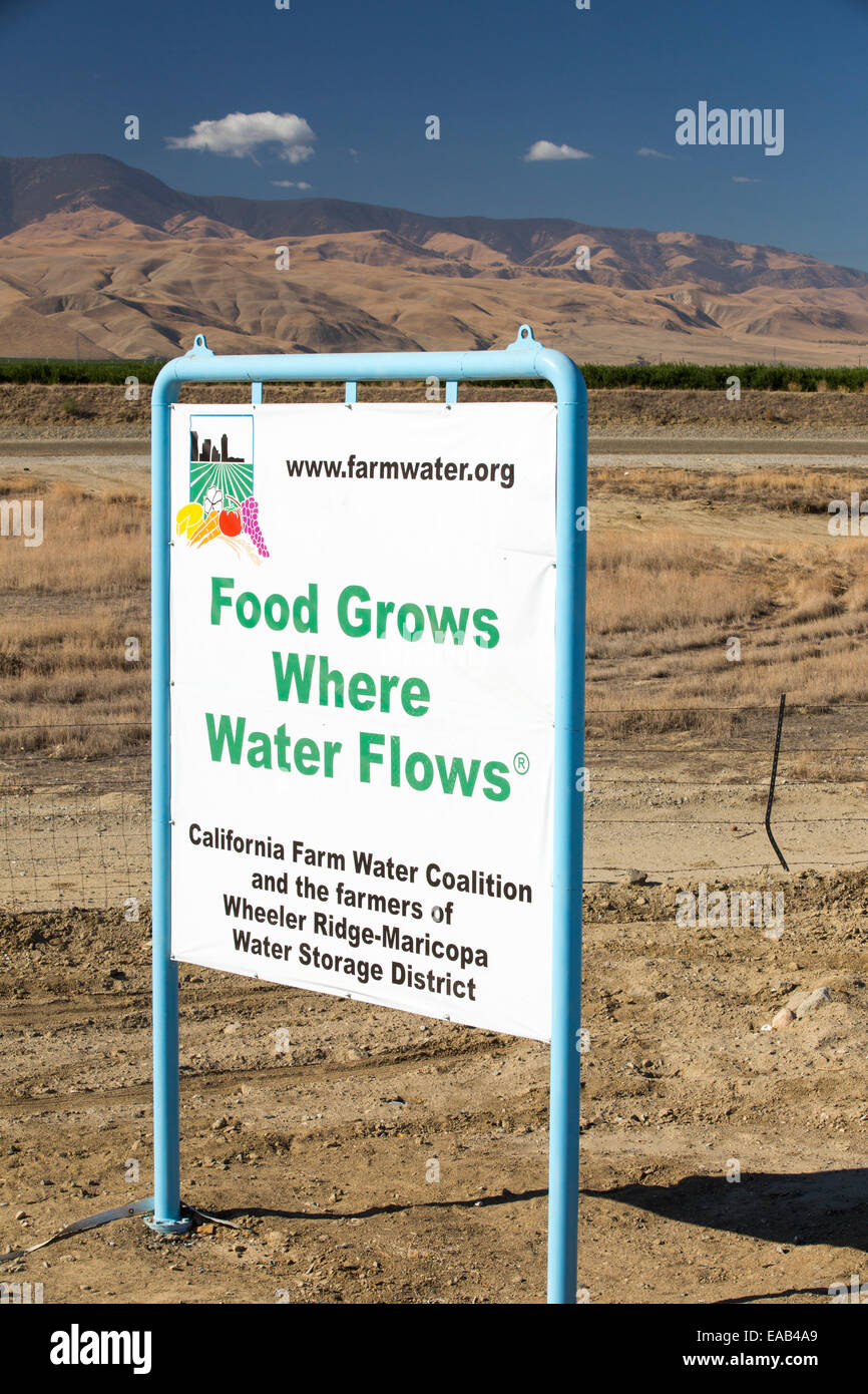 Un signo de los agricultores acerca de la crisis del agua con una larga sequía de 4 años, cerca de Bakersfield, en el Valle Central de California, EE.UU., con el suelo, se convirtió en polvo. El conjunto de California se encuentra en una sequía catastrófica con $2 mil millones anualmente perdidas del sector agrícola, con muchos de los trabajadores despedidos. Un tercio de los niños en California que actualmente van a la cama con hambre. Foto de stock