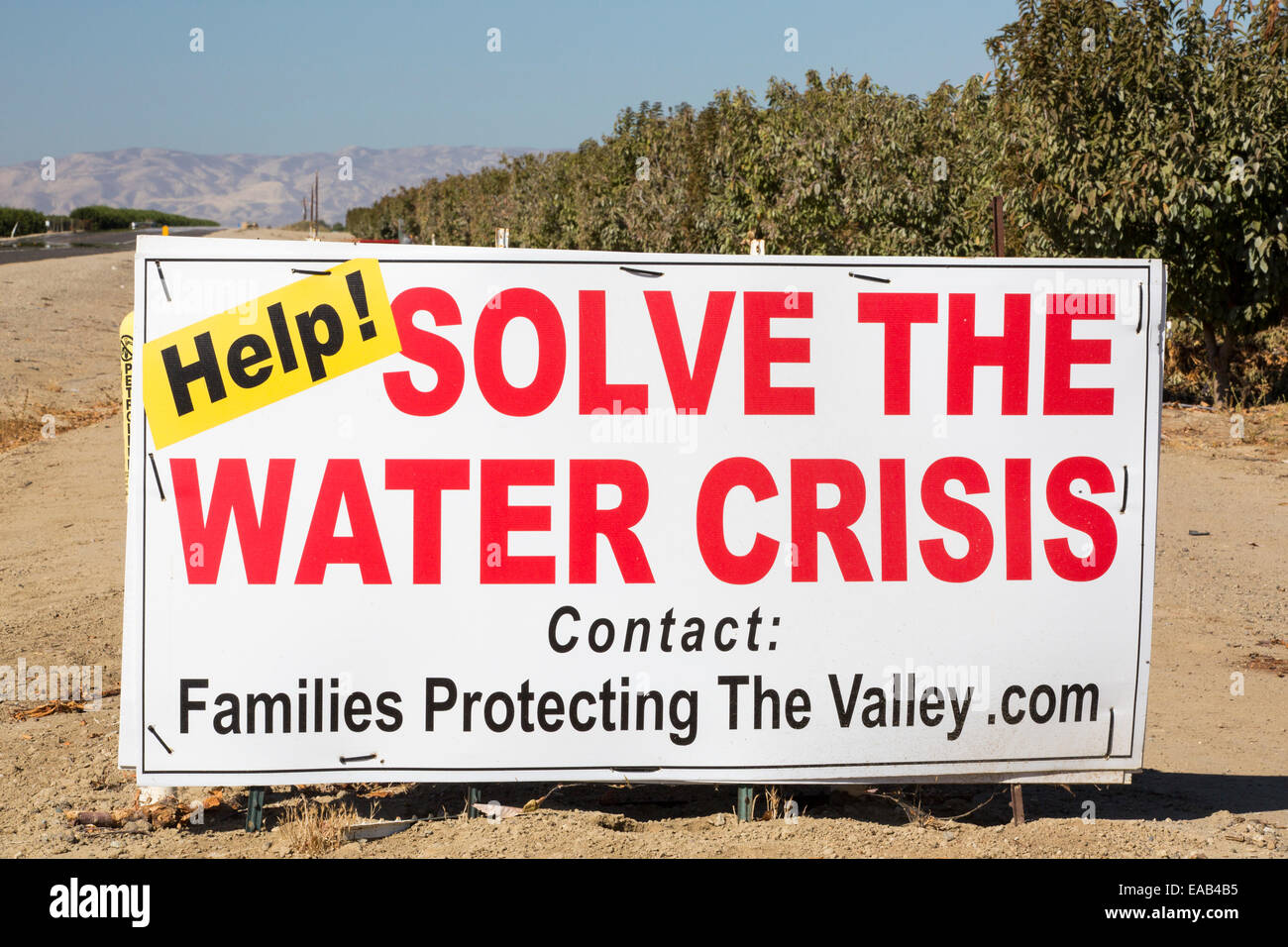 Un signo de los agricultores acerca de la crisis del agua con una larga sequía de 4 años, cerca de Bakersfield, en el Valle Central de California, EE.UU., con el suelo, se convirtió en polvo. El conjunto de California se encuentra en una sequía catastrófica con $2 mil millones anualmente perdidas del sector agrícola, con muchos de los trabajadores despedidos. Un tercio de los niños en California que actualmente van a la cama con hambre. Foto de stock