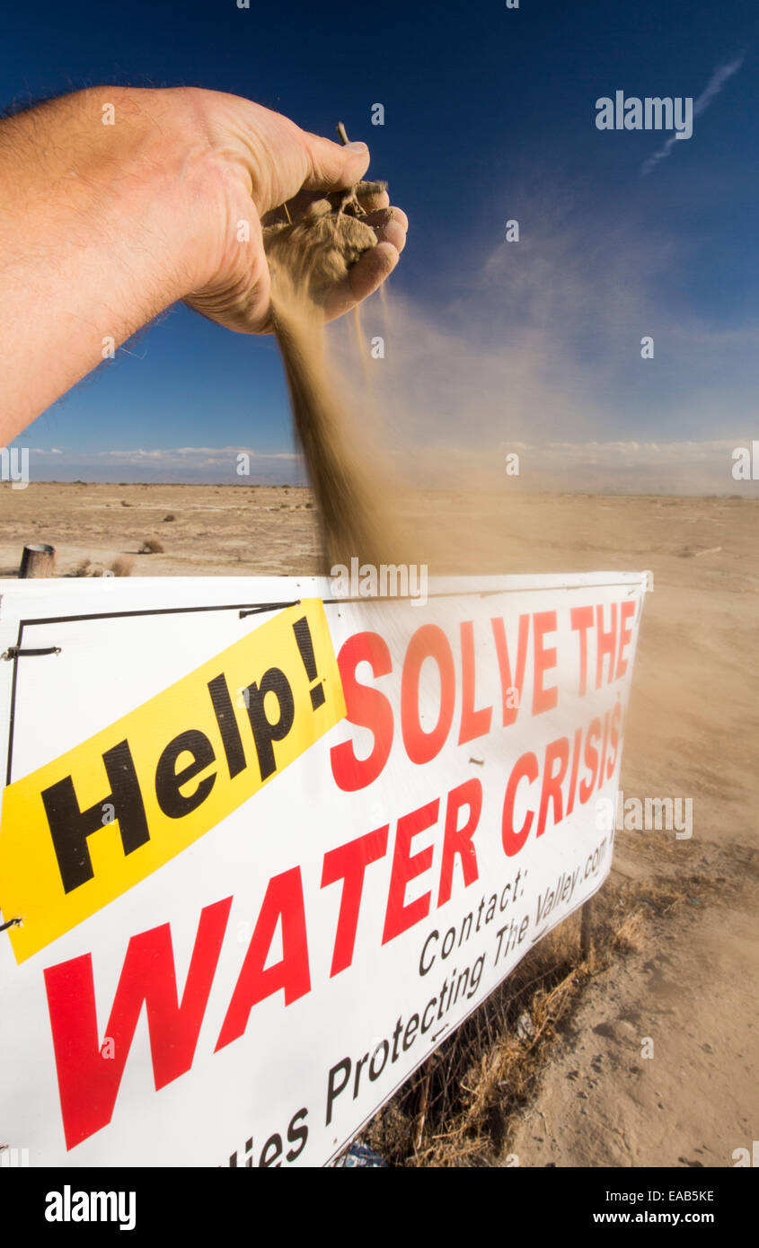 Un signo de los agricultores acerca de la crisis del agua con una larga sequía de 4 años, cerca de Bakersfield, en el Valle Central de California, EE.UU., con el suelo, se convirtió en polvo. El conjunto de California se encuentra en una sequía catastrófica con $2 mil millones anualmente perdidas del sector agrícola. Foto de stock