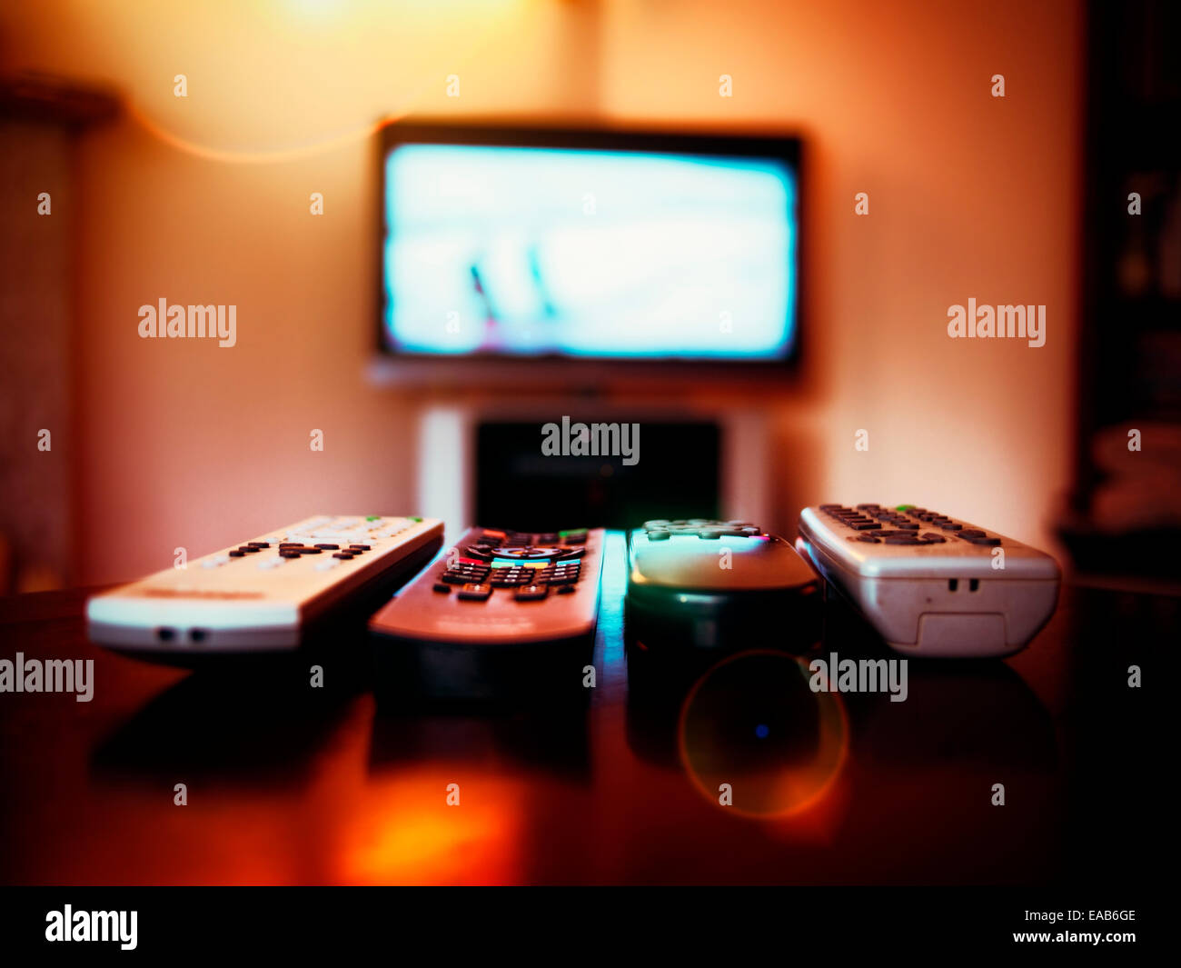 Cuatro dispositivos de control remoto y tv Foto de stock
