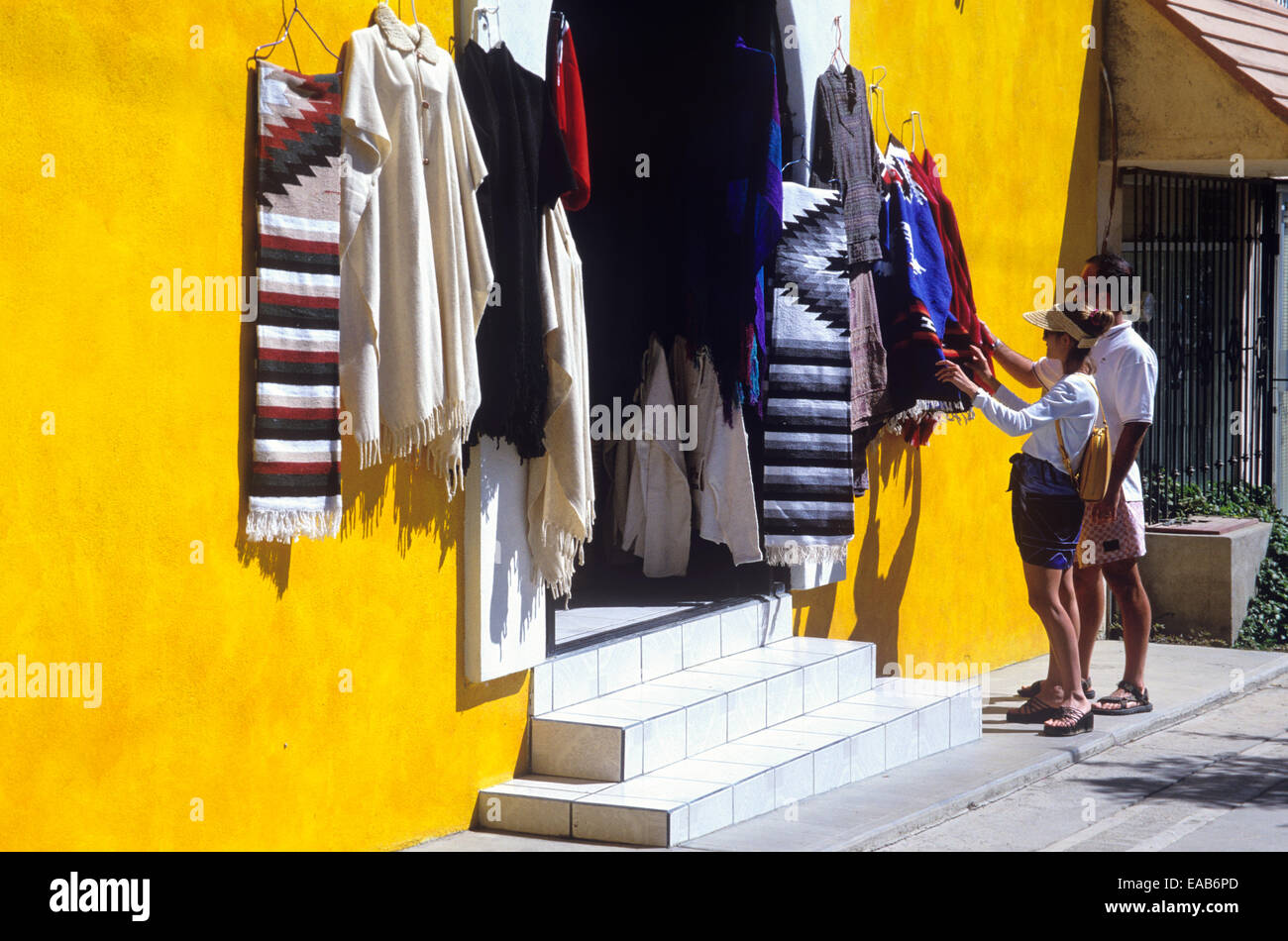 Colorido y tiendas de artesanía y regalos creativos compiten por la  atención de los visitantes en San José del Cabo, México Fotografía de stock  - Alamy