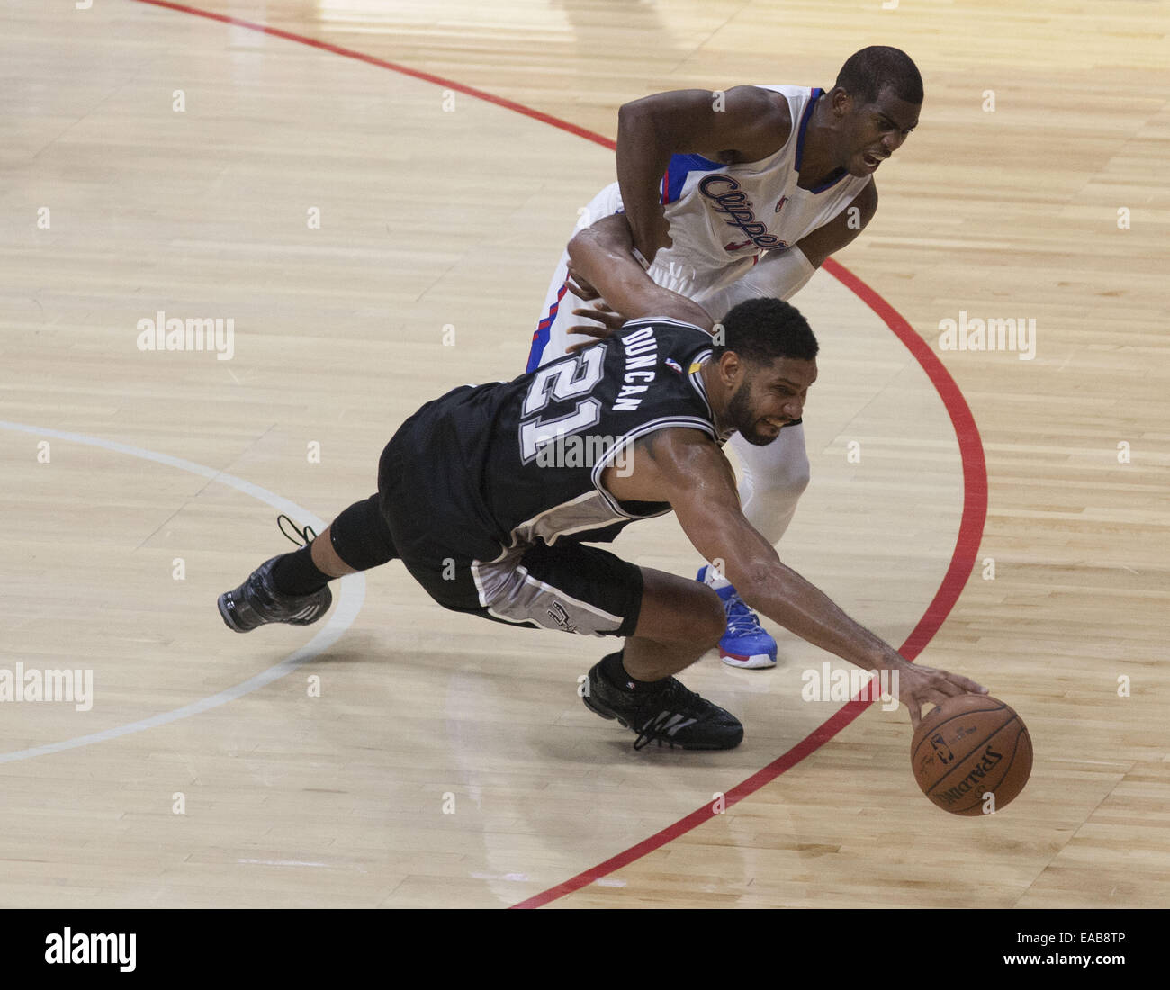 Los Angeles, California, ESTADOS UNIDOS DE AMÉRICA, EE.UU.. 10 Nov, 2014. LOS ANGELES, CA - 10 de noviembre: Tim Duncan de San Antonio Spurs obtiene un foul bye Chris Paul de Los Angeles Clippers en el Staples Center el 10 de noviembre de 2014 en Los Angeles, California. ARMANDO ARORIZO Crédito: Armando Arorizo/Prensa Internacional/Zuma alambre/Alamy Live News Foto de stock