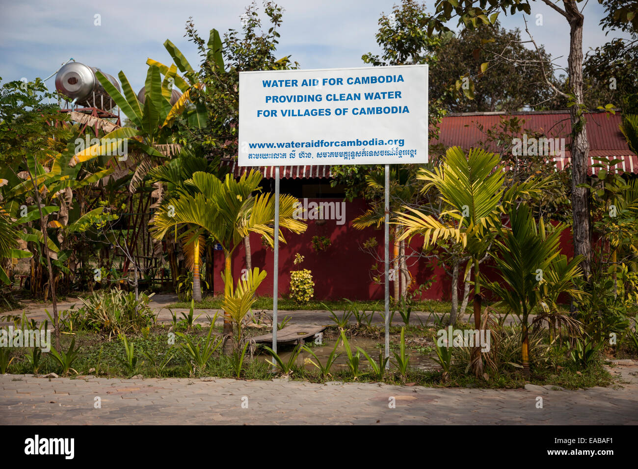 Camboya. Signo de agua limpia erigida por el Programa de asistencia externa. Foto de stock