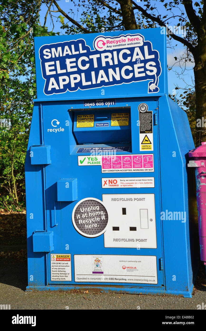 Reciclaje de pequeños electrodomésticos en aparcamiento, RELACIONES PÚBLICAS Sunningdale 299 Los Srs, Berkshire, Inglaterra, Reino Unido Foto de stock