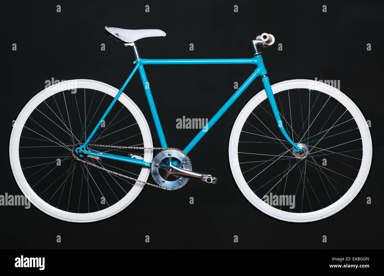 Bicicleta azul y negra fotografías e imágenes de alta resolución - Alamy