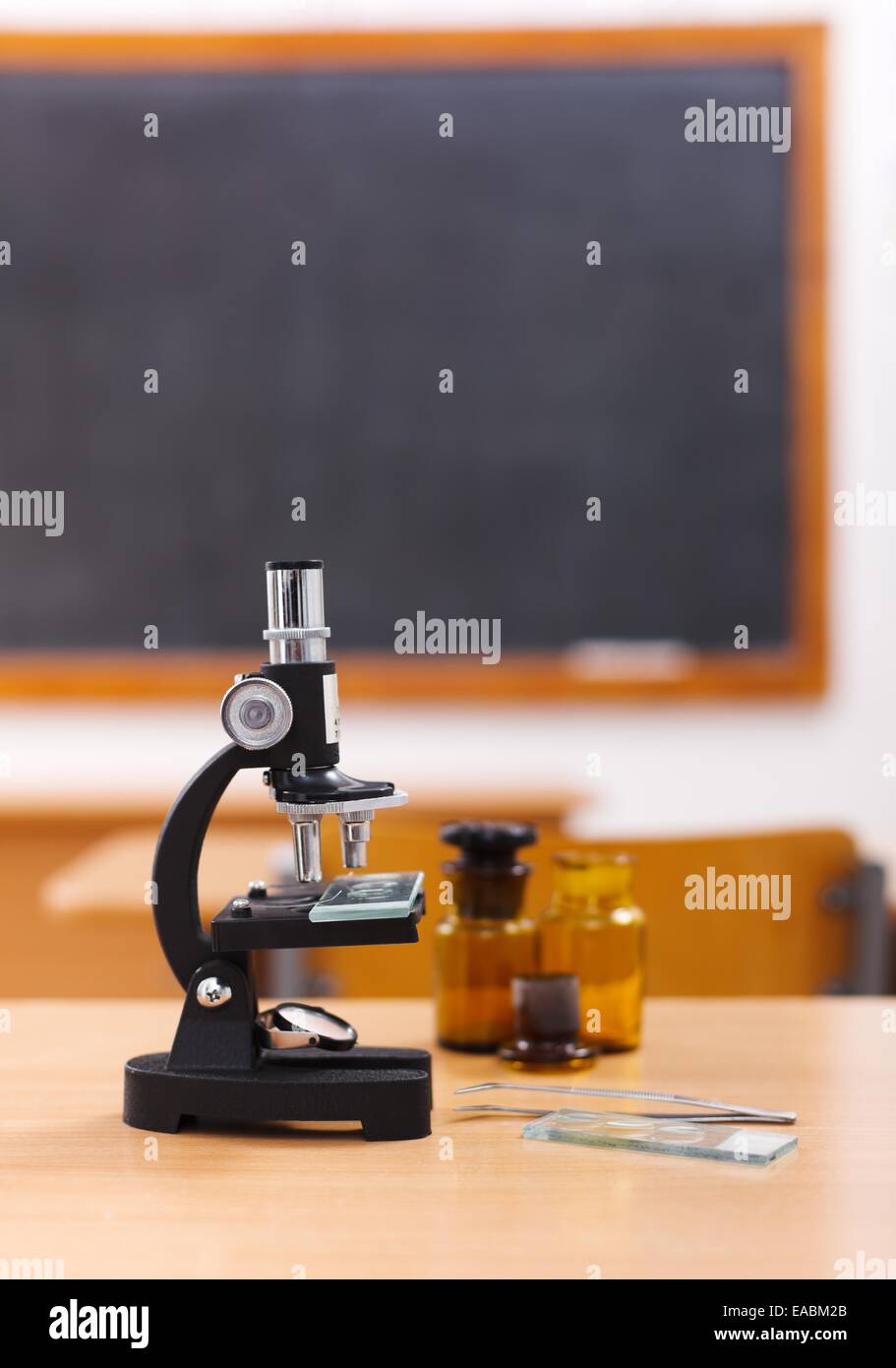 Microscopio y frascos de muestras en la sala de clases Foto de stock