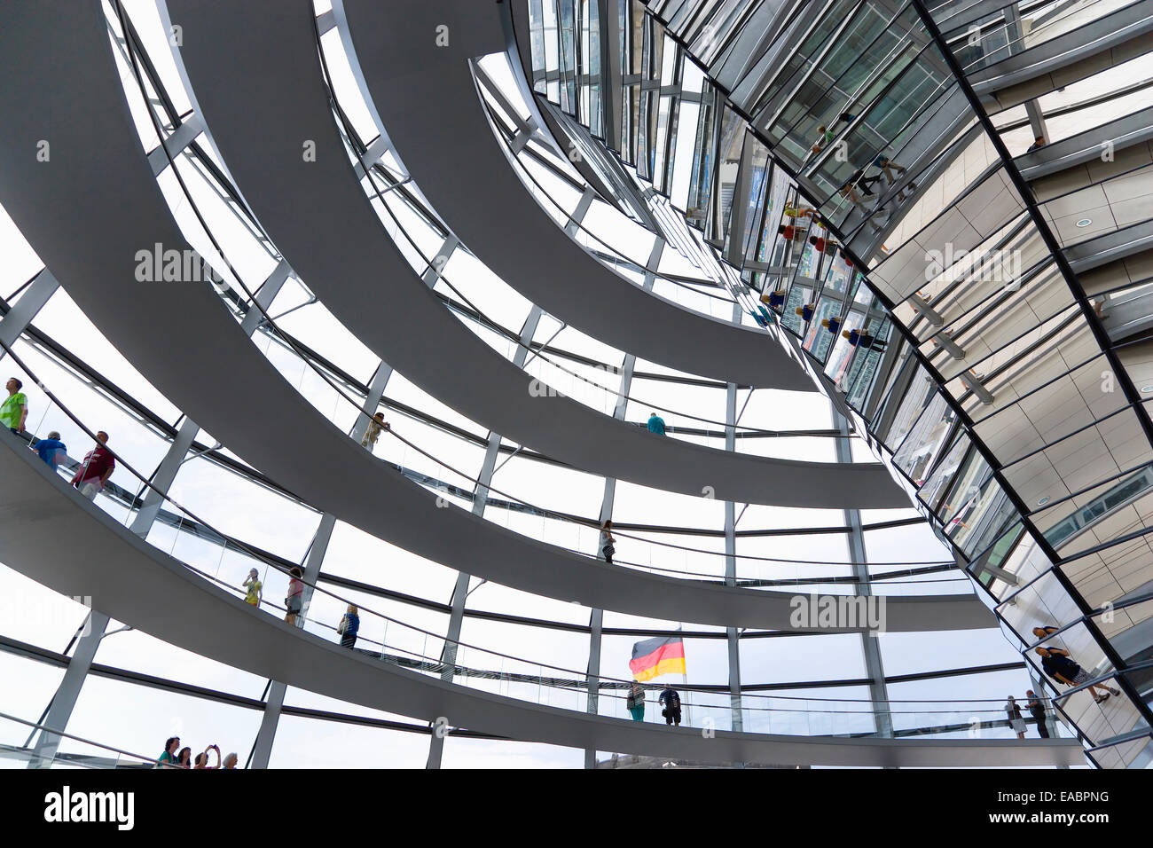 Alemania Berlín interior de la cúpula de cristal en la parte superior del edificio del Reichstag Foto de stock