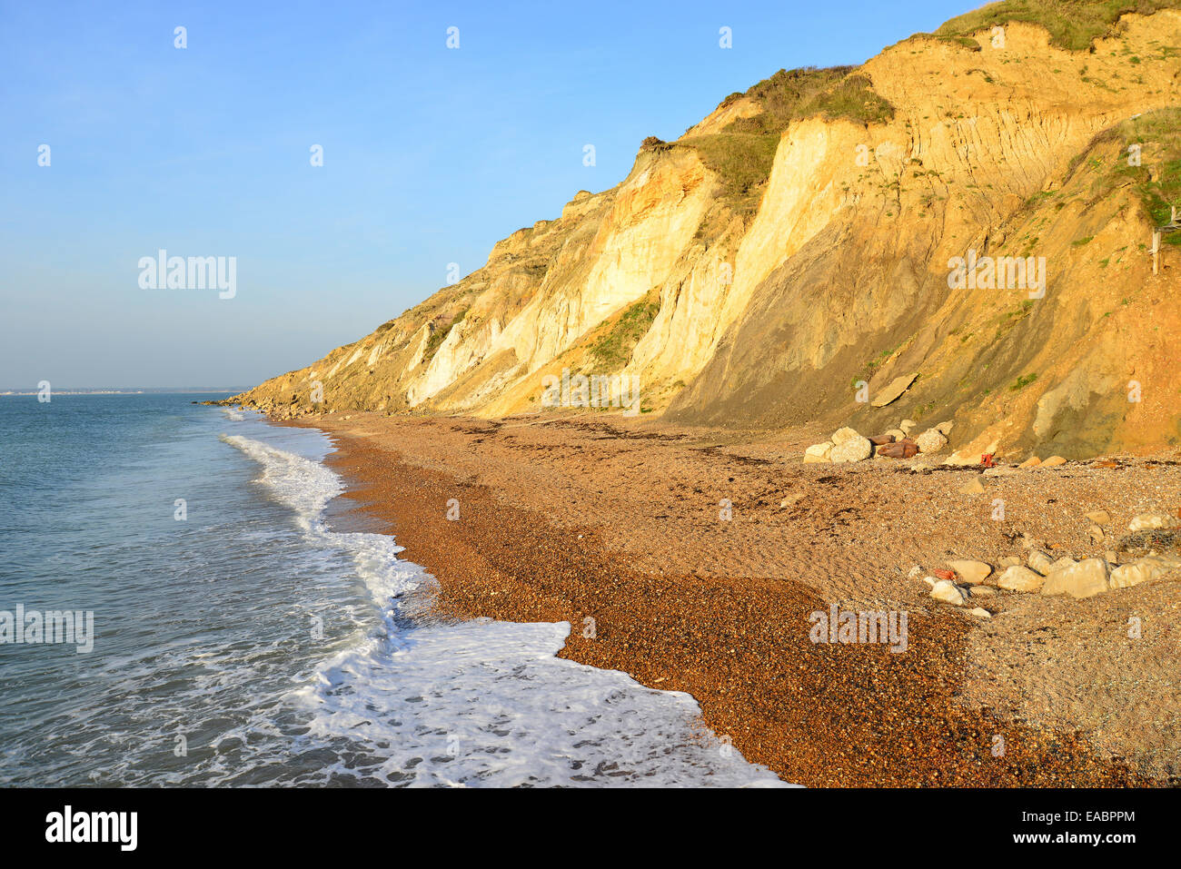 Playa y acantilados de arena multicolor, alumbre Bay, Isla de Wight, Inglaterra, Reino Unido Foto de stock