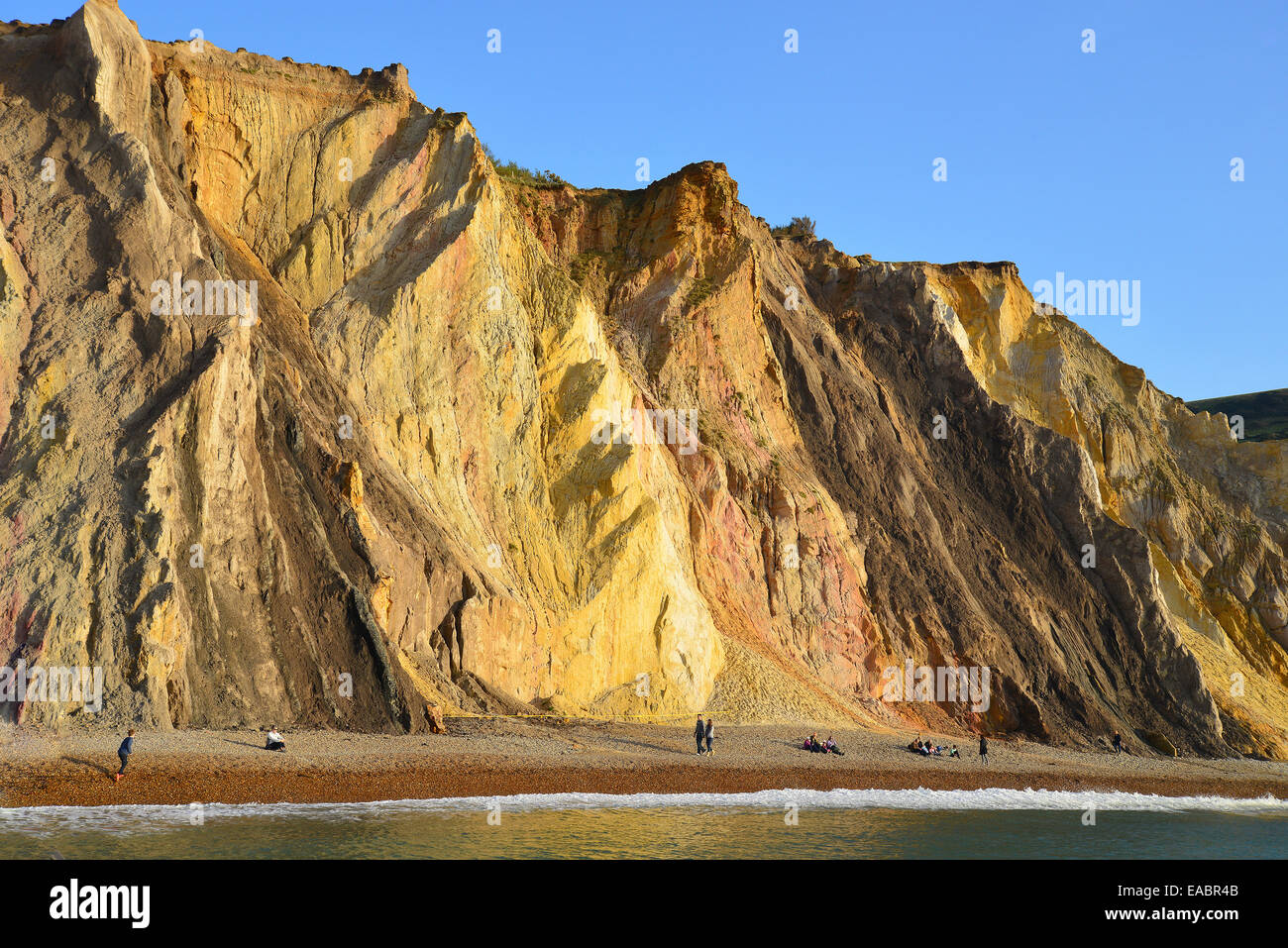Acantilados de arena multicolor, alumbre Bay, Isla de Wight, Inglaterra, Reino Unido Foto de stock