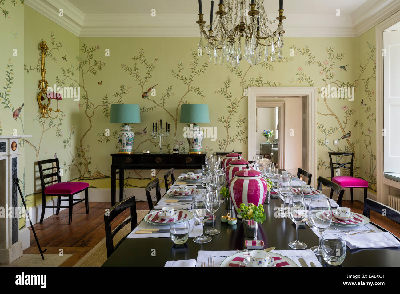 De Gournay Chinoiserie wallpaper en comedor con lámparas de araña de cristal francés Foto de stock