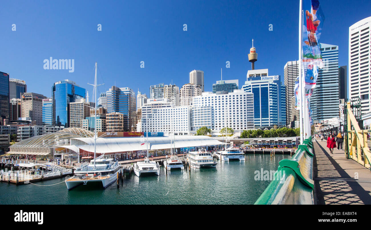 Vistas de Sydney CBD y barcos amarrados en el puerto de Darling Harbour, Sydney, New South Wales, Australia Foto de stock