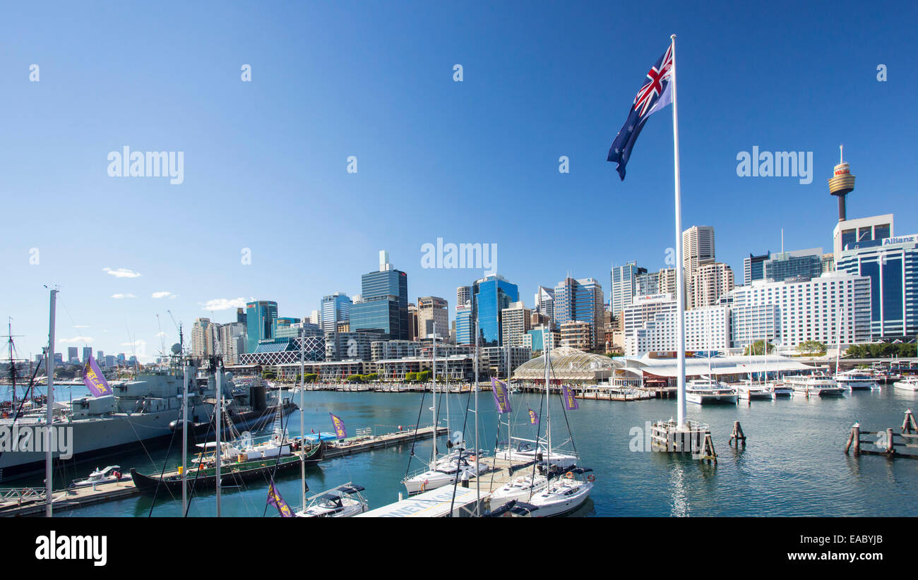 Vistas de Sydney CBD y barcos amarrados en el puerto de Darling Harbour, Sydney, New South Wales, Australia Foto de stock