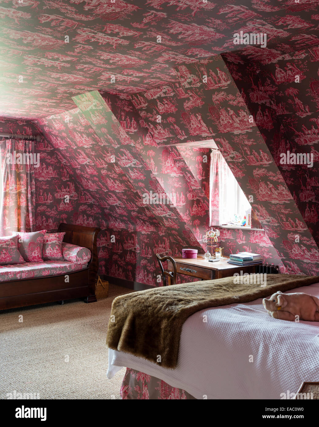 Dormitorio estilo ático con negrita toile de JOUY wallpaper y tela Foto de stock